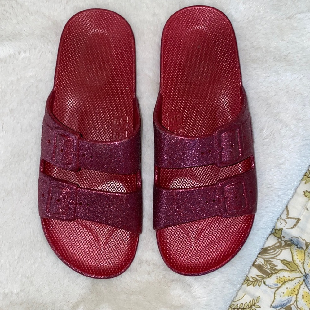 Freedom Moses burgundy sparkle pool slide. Size 40